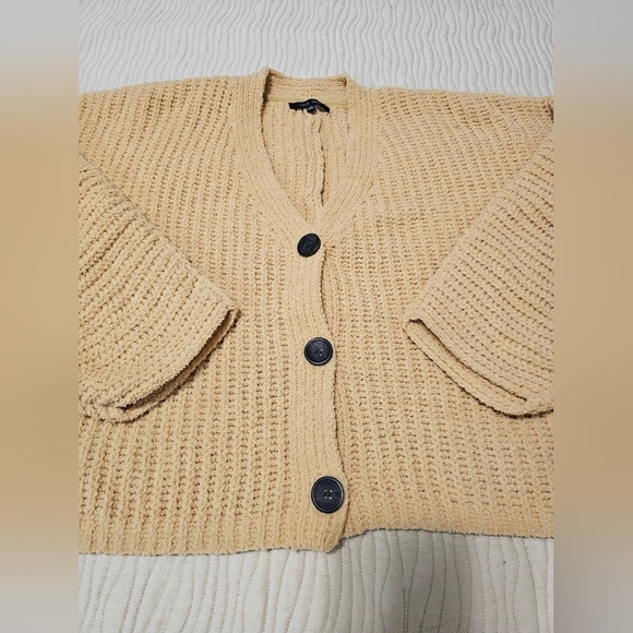 Oversized short button up Cardigan - Picture 2 of 9